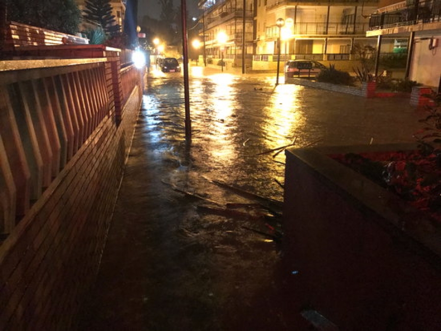 Imatge d&#039;un dels carrers del barri de la Salut de Salou, ple d&#039;aigua després del desbordament del barranc de Barenys, el 22 d&#039;octubre del 2019 