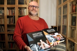 el filòleg i periodista casteller Xavier Brotons, amb els dos primers volums publicats de l&#039;&quot;Enciclopèdia castellera&quot;, editada per Cossetània