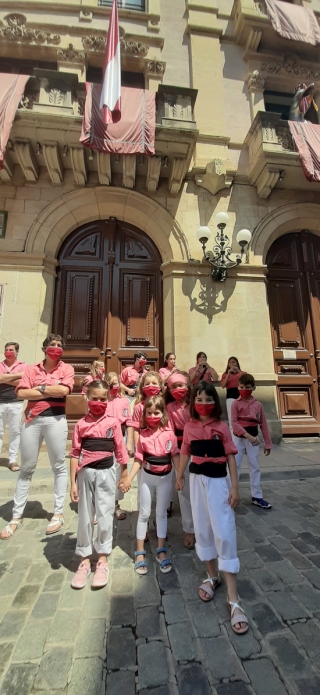 Imatge de la delegació de la Colla Vella dels Xiquets de Valls, en l&#039;acte simbòlic per celebrar la diada suspesa de Sant Joan a la plaça del Blat, el 24 de juny del 2020
