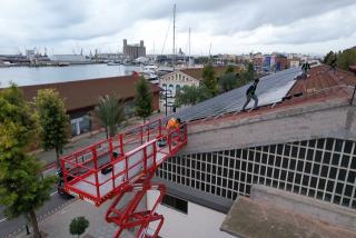 Operaris treballant en les obres per reforçar la coberta del Refugi 1 del Moll de Costa, on s&#039;instal·laran 600 plaques solars en un futur pròxim