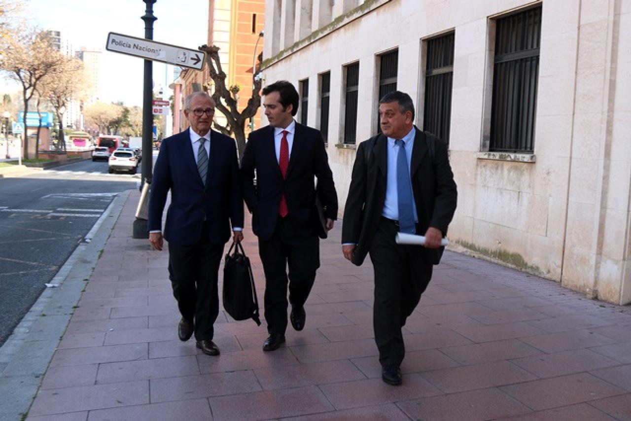 A la dreta, Juan Manuel Rodríguez Prats sortint de l&#039;Audiència de Tarragona acompanyat dels seus advocats