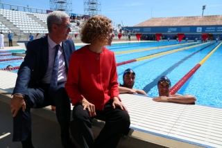 L&#039;alcalde de Tarragona, Josep Fèlix Ballesteros, i de la ministra de Política Territorial i Funció Pública, Meritxell Batet, amb nedadors a la piscina olímpica inaugurada aquest dissabte