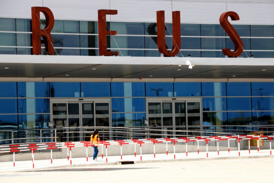 Imatge d&#039;arxiu d&#039;una operària que passa per davant la nova terminal de l&#039;Aeroport de Reus