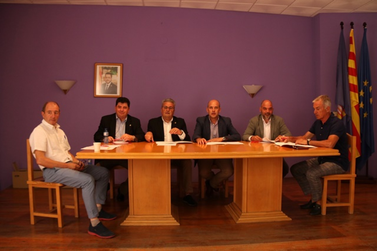 Els representants de les cambres de comerç de Reus, Terol i Tortosa i l&#039;alcalde de Gandesa, Carles Luz, en la reunió per reclamar el desdoblament de l&#039;N-420