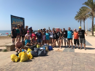 Un grup de voluntaris i voluntàries va passar per totes les cales de Cunit recollint tota mena de plàstics de la sorra