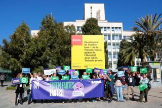 Una trentena d&#039;infermeres s&#039;han manifestat davant l&#039;Hospital Joan XXIII de Tarragona contra l&#039;escletxa de gènere amb motiu del 8-M