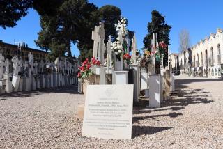 La placa en homenatge a Cipriano Martos instal·lada a la fossa històrica del cementiri de Reus, on va ser enterrat