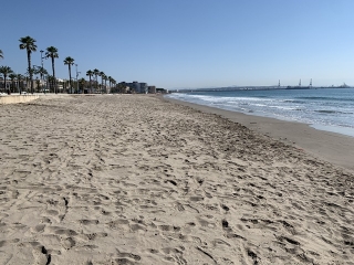 Les tasques per regenerar la platja han acabat amb una aportació total de 100.000 m3 de sorra