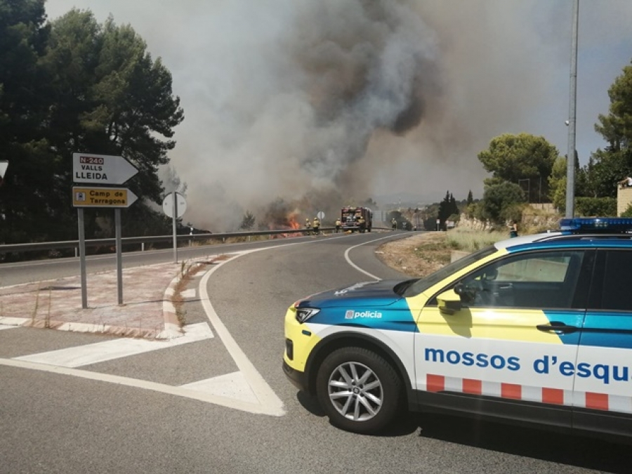 Tallada l&#039;N-240, a l&#039;alçada del barri de Sant Salvador de Tarragona, a causa d&#039;un incendi forestal