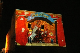 Una de les imatges projectades durant el mapping nadalenc que s&#039;ha visionat a la torre del Pretori de Tarragona