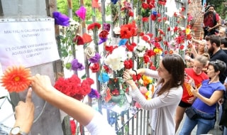 Ciutadans posant flors a l&#039;entrada de l&#039;escola Ramon Llull de Barcelona, destrossada per la policia  l&#039;1-O