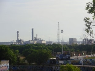 Indústria química de la Canonja, situada al polígon sud de la Canonja.