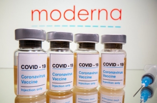 Vials amb un adhesiu que diu &quot;COVID-19 / Vacuna contra el coronavirus / només per injecció&quot; i una xeringa davant del logotip de Moderna en una imatge del 31 d&#039;octubre de 2020