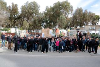 Una setantena de persones es manifesten a les portes del càmping Sant Salvador de Coma-ruga contra el seu desallotjament