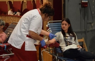 Noia donant sang en una edició anterior de la Marató de Donants de Sang de Reus, al Teatre Fortuny