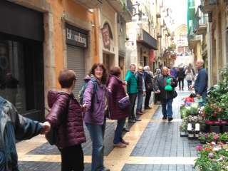 Integrants de la cadena humana al tram del carrer Major de Tarragona