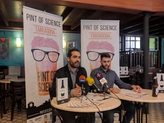 D&#039;esquerra a dreta, Gerard Aragonès, és coordinador del Pint of Science,i Fran Algaba, investigador predoctoral de l’Institut d&#039;Investigació Sanitària Pere Virgili