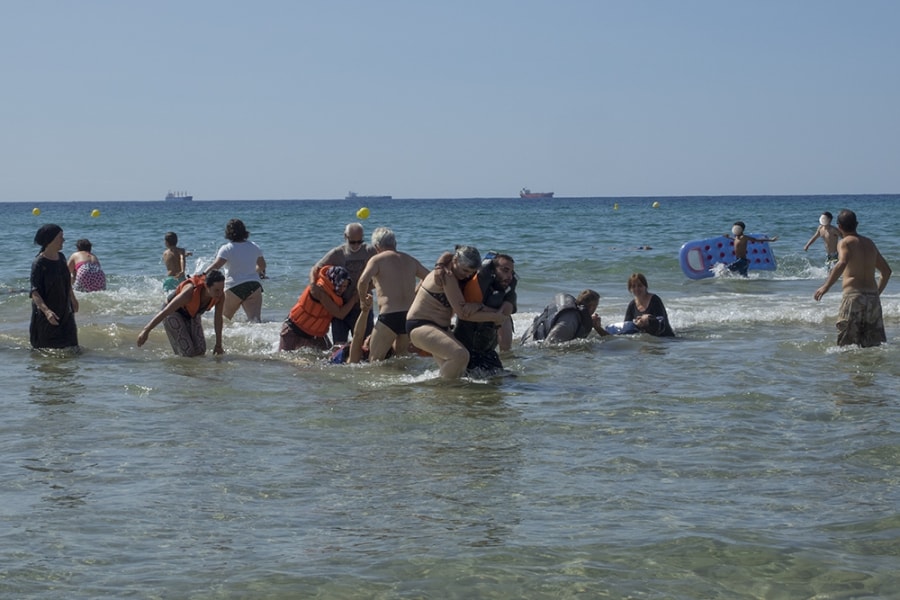 L&#039;acció de la plataforma Stop Mare Mortum Tarragona va escenificar com moltes persones arrisquen les seves vides per arribar a les platges europees