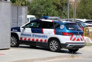 Un vehicle dels Mossos d&#039;Esquadra entrant a la comissaria del Vendrell