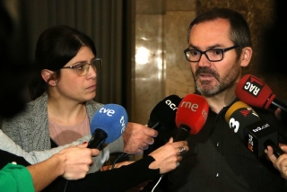 El vicepresident primer de la Mesa del Parlament per JxCat, Josep Costa, i la diputada de JxCat Gemma Geis, en una atenció als mitjans 