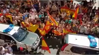 &quot;A por ellos&quot;, així acomiadaven alguns ciutadans espanyols als Guàrdia Civils destinats a Catalunya