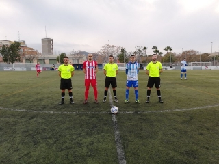 Els capitans dels Santfeliuenc FC i la UE Valls, abans de començar el partit