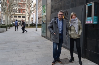 Els regidors Marc Arza i Noemí Llauradó davant del desfibril·lador instal·lat a la plaça Llibertat