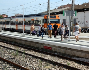 Un tren de l&#039;R-16 a l&#039;estació de Tortosa.
