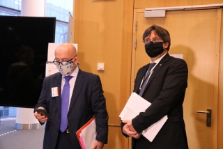 L&#039;eurodiputat Carles Puigdemont i el seu advocat, Gonzalo Boye, a l&#039;entrada de la vista pel suplicatori el 14 de gener de 2021 al Parlament Europeu