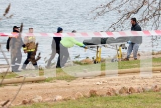 Els serveis funeraris s&#039;emporten el cadàver trobat a l&#039;embarcador del riu Ebre a Amposta