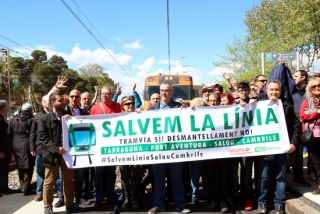 Els concentrats en el tall de la via de l&#039;estació de Salou durant la protesta per reclamar que no es desmantelli la via de la costa Salou-Cambrils