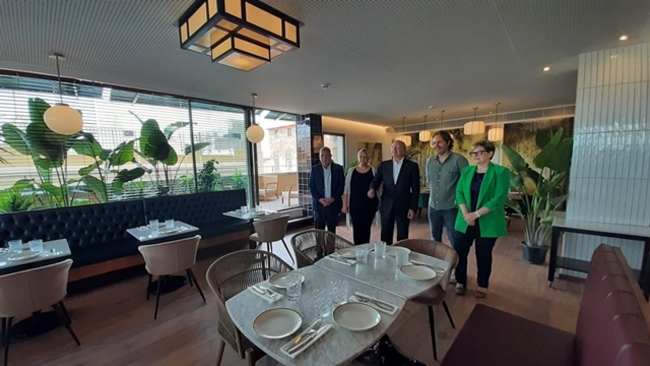 Visita de l&#039;alcalde de Reus, Carles Pellicer, al restaurant Terrassa Gaudí, ubicat a l’última planta del Gaudí Centre  