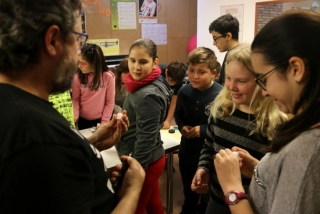 Un grup de nens atenen les explicacions de Xavier Lozano durant el taller de construcció d&#039;instruments musicals al Conservatori de Reus