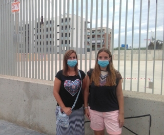 Abélica Martos i Kate Ford, membres de la plataforma &#039;Volem Jornada Contínua a Catalunya&#039;, davant una escola de Tarragona