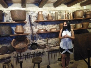 La regidora de Promoció Turística, Imma Parra, mostra els objectes del taller de caldereria, a la Casa Pairal de Gaudí