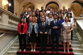 El president del Govern, Pere Aragonès, amb més representants de l&#039;executiu i dels grups parlamentaris PSC-Units, ERC, Junts i En Comú Podem, a les escales del Parlament després d&#039;aprovar la llei del català per respondre la sentència del 25%