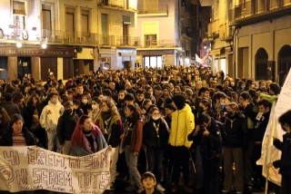 Imatge de l&#039;arribada de centenars de persones de la manifestació feminista a la plaça Major de Manresa