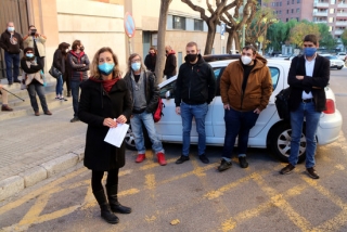 La regidora de la CUP de Tarragona Laia Estrada, amb tres encausats més per les protestes del 2018 i l&#039;advocat Carles Perdiguero (dreta), a l&#039;exterior dels jutjats de Tarragona