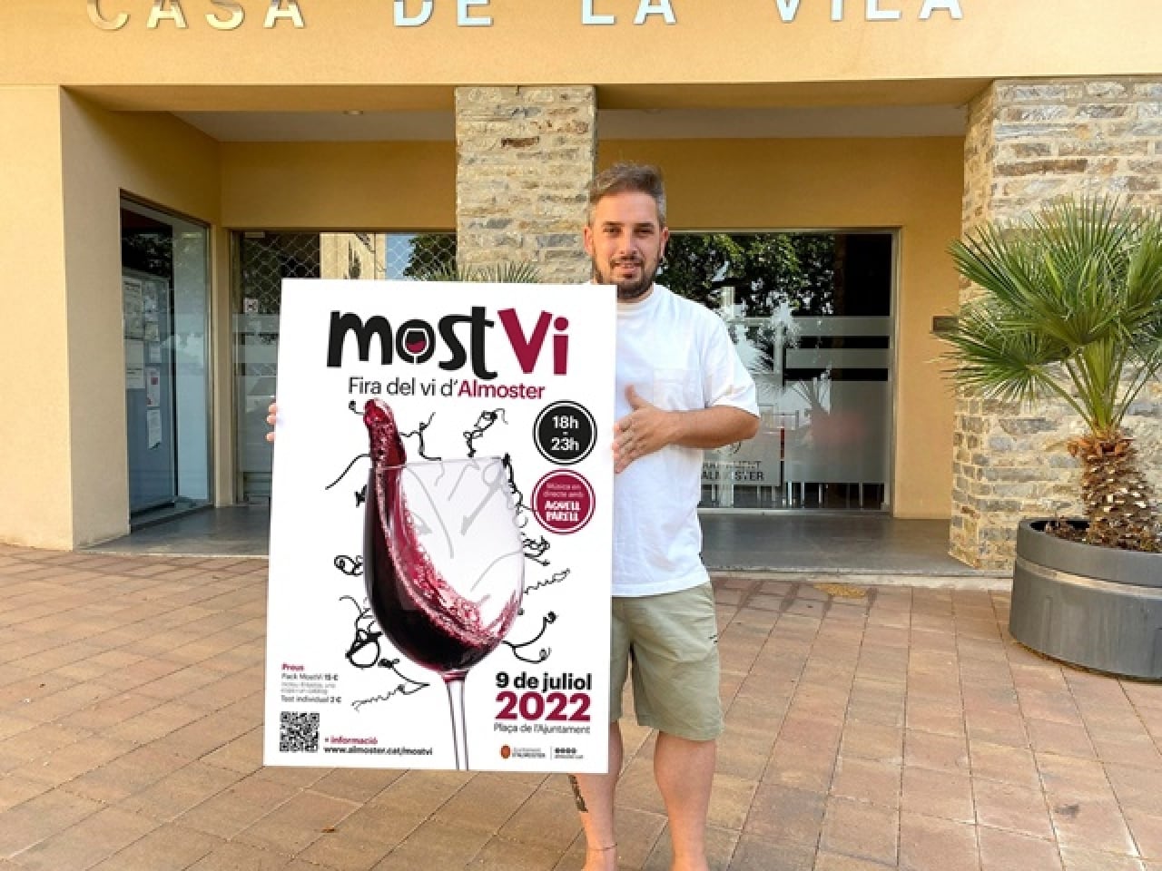 El regidor de Cultura, Oriol Calabuig, mostra el cartell de MostVi, la primera fira del vi que tindrà lloc aquest dissabte