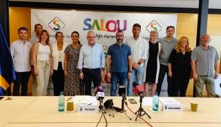 L’alcalde de Salou, Pere Granados, acompanyat del portaveu i regidor d’ERC, Sebastià Domínguez, i de la resta de l&#039;equip de govern (Sumer per Salou-PSC i ERC)