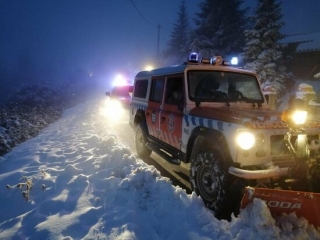 Vehicles de Protecció Civil de Montblanc actuant en un camí nevat. Imatge publicad,a el 10 de gener de 2021