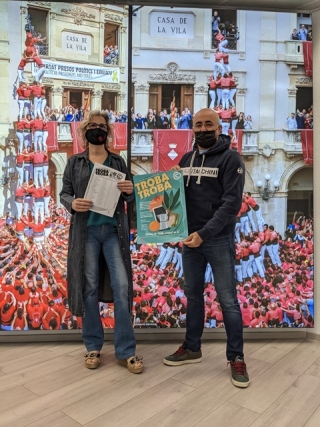 El regidor de Comerç i Turisme, Òscar Peris, i la presidenta de Comerç de Valls, Rosa Baseda, mostren el cartell de la nova campanya dirigida als finants