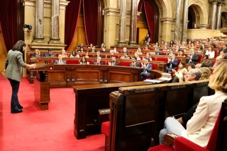 Diputats al Parlament aplaudeixen la portaveu d&#039;ERC, Marta Vilalta, després del seu discurs al ple de la cambra catalana 
