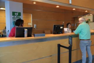 Un client realitza el check in a l&#039;Hotel Sol de Cambrils