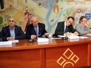 El conseller Josep Rull, signant el Llibre d&#039;Honor del Consell Comarcal de la Conca, abans de l&#039;acte.