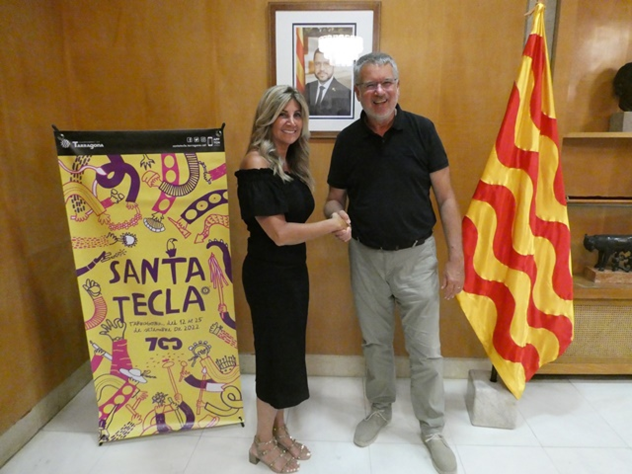 L’alcalde de Tarragona, Pau Ricomà i, la directora de màrqueting i copropietaria de Bodegas Yzaguirre, Carmen Salla, han signat el conveni de patrocini