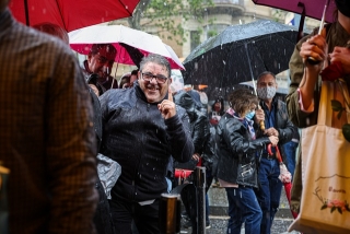 Imatge d&#039;arxiu de gent amb paraigües i pluja