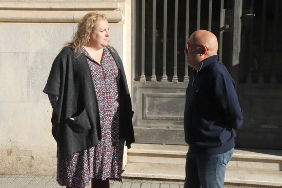Imatge de la portaveu del PSC de Tarragona, Sandra Ramos, i del conseller socialista Francesc Roca, a la porta de l&#039;edifici del Banc d&#039;Espanya de Tarragona
