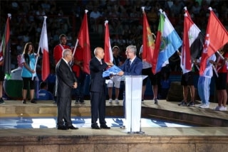 Moment del relleu de la seu amb l&#039;entrega de la bandera dels Jocs Mediterranis per part de l&#039;alcalde Josep Fèlix Ballesteros al president del comitè internacional i al batlle d’Orà, Noureddine Boukhatem 
