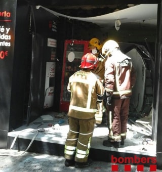 Els bombers comprovant la màquina expenedora del Vending 24 hores de Tarragona